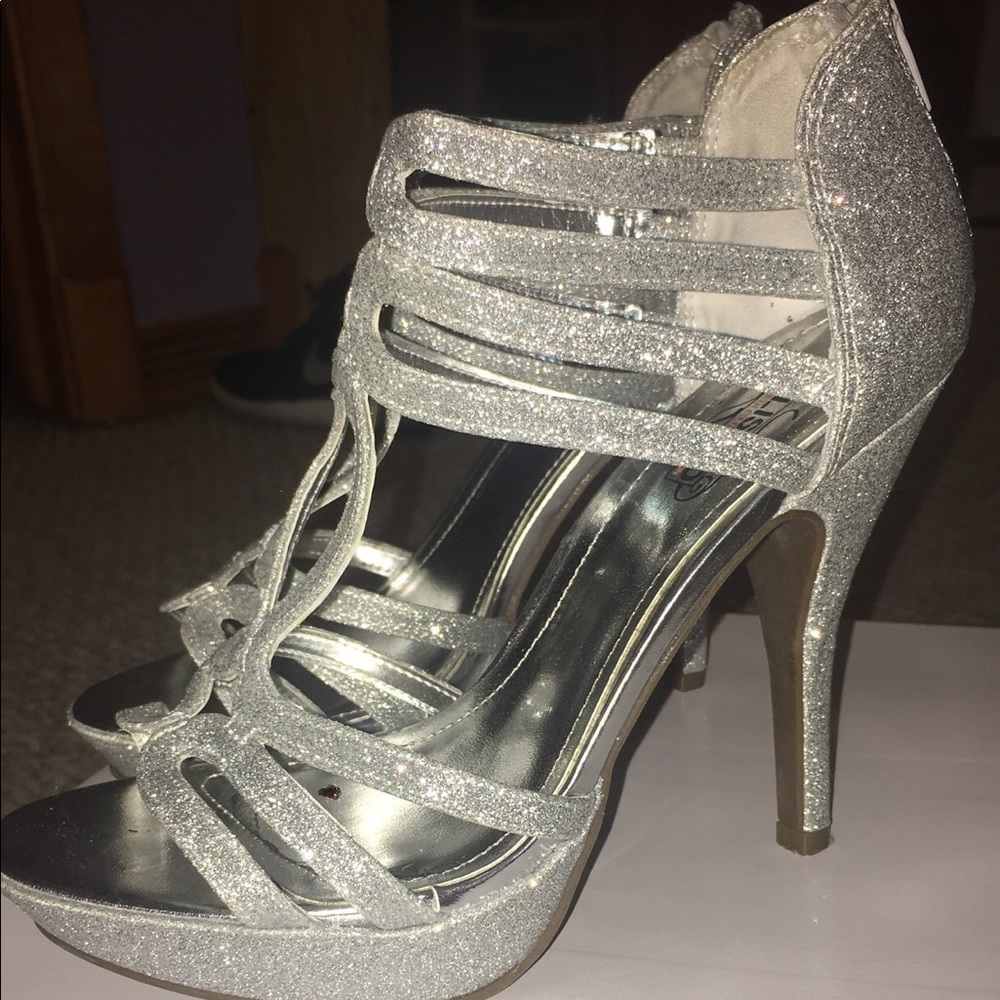 Heels - Picture 2 of 3